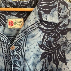 Hilo Hattie Blue Floral / Leaf Button Down Shirt